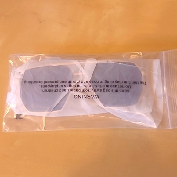 SOJOS SUNGLASSES BRAND NEW GOLD FRAME - Picture 2 of 4